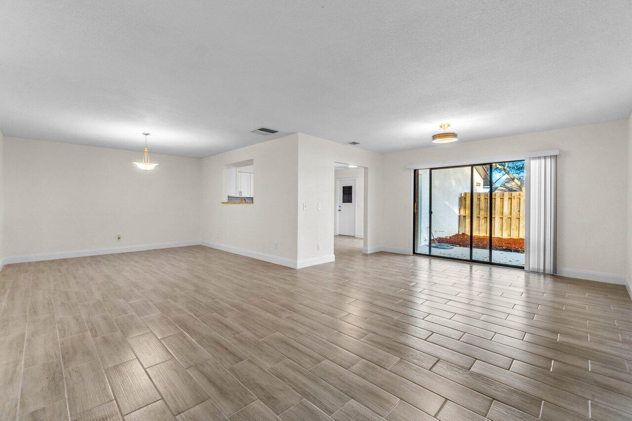 2030 Colonial Road, Unit 6 Fort Pierce, FL 34950 - Photo 10 of 27 015-2030ColonialRoad-B6-FortPierce-FL-34