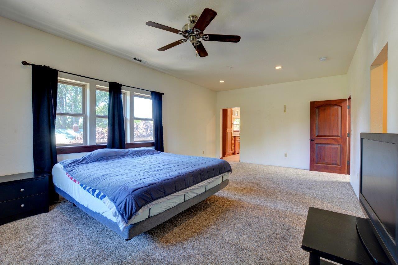 2646 Table Rock Road Medford, OR 97501 - Photo 8 of 27 08