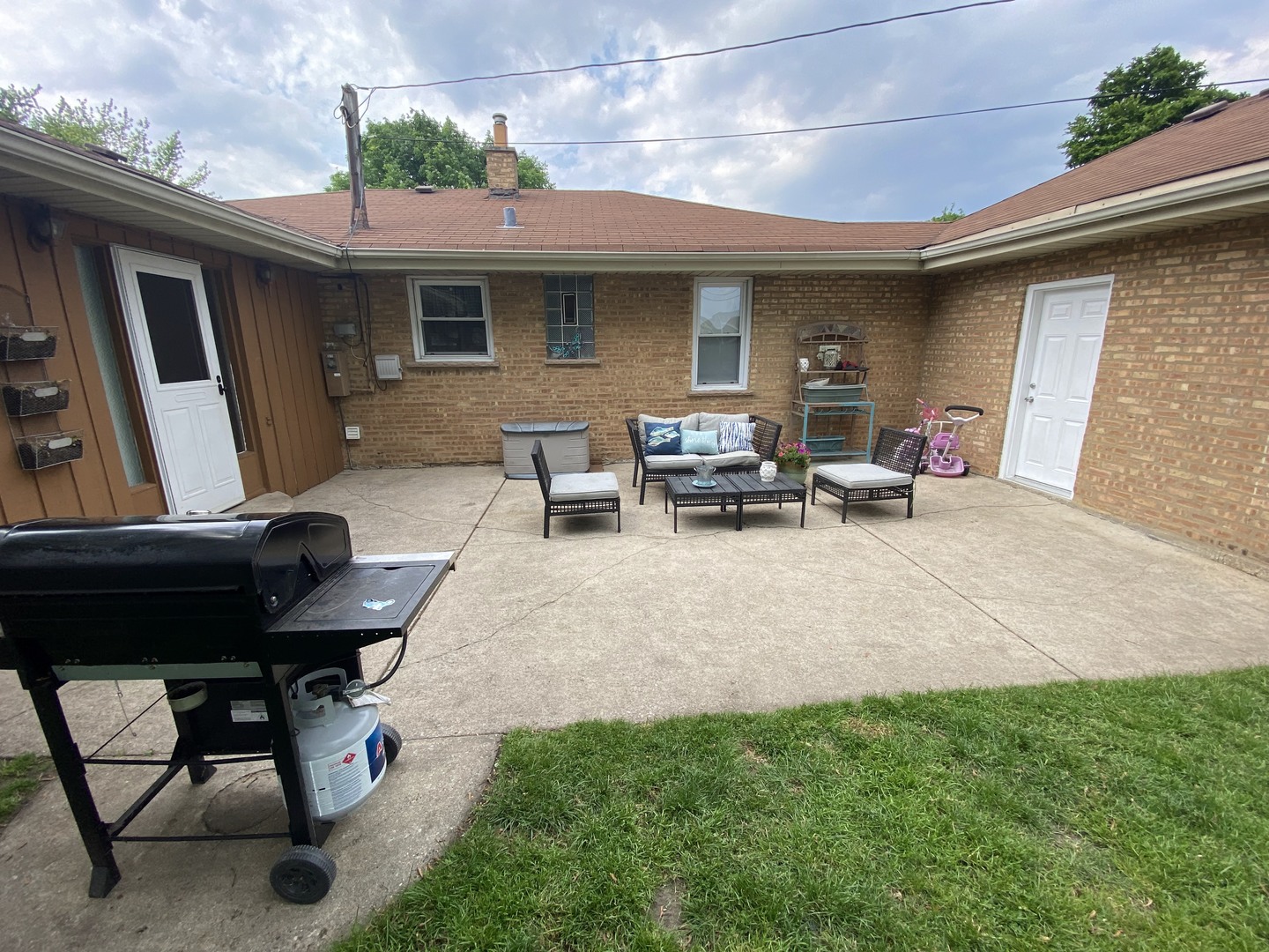 5831 109th Place Chicago Ridge, IL 60415 - Photo 18 of 19 a view of a patio with table and chairs and potted plants