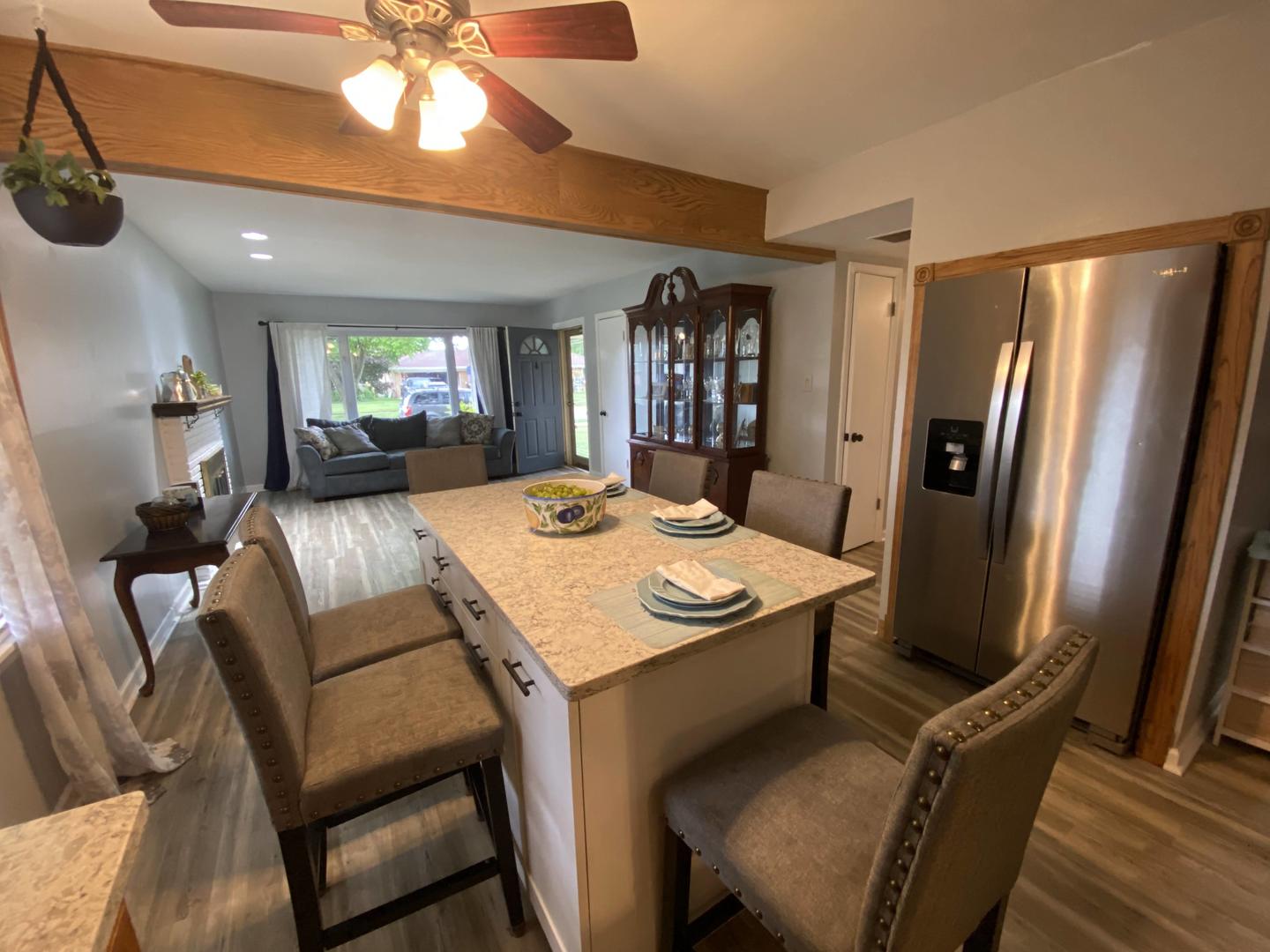 5831 109th Place Chicago Ridge, IL 60415 - Photo 4 of 19 a dining room with furniture and window