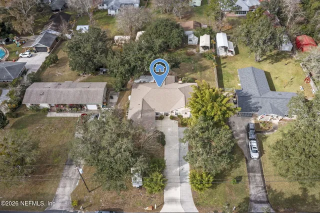 a view of a house with backyard and garden