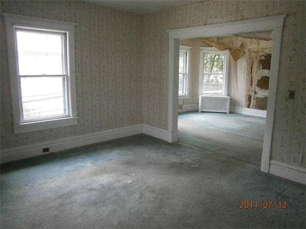 21 Crest Street Springfield, MA 01109 - Photo 2 of 12