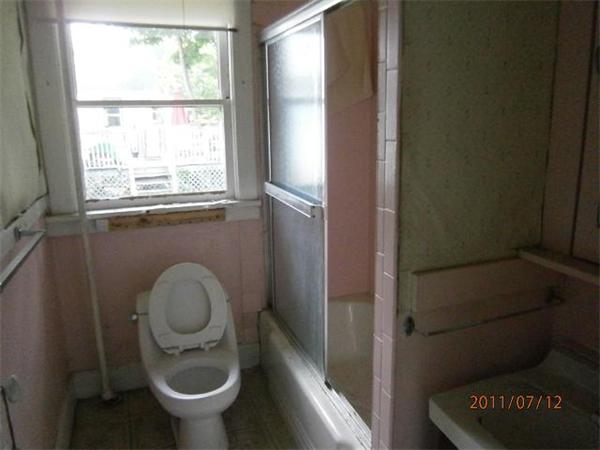 21 Crest Street Springfield, MA 01109 - Photo 4 of 12