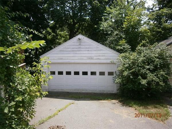21 Crest Street Springfield, MA 01109 - Photo 7 of 12