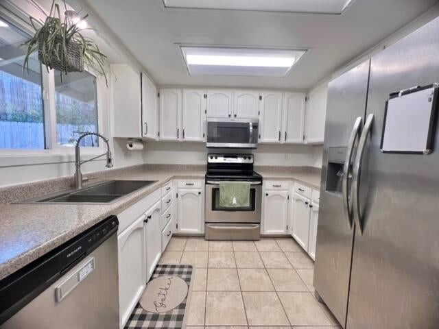 425 Rodale Drive Eagle Point, OR 97524 - Photo 6 of 26 Kitchen with stainless steel appliances