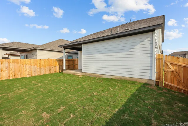 a view of a backyard