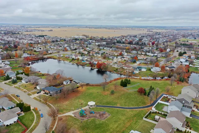 $379,900 | 6910 Manchester Drive, Plainfield, IL 60586