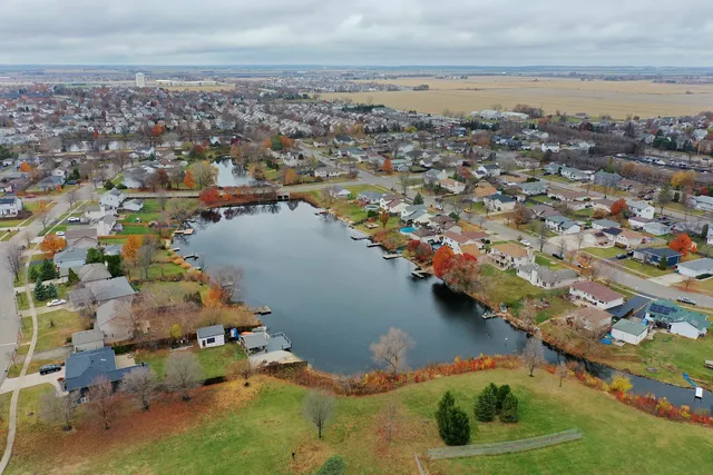 $379,900 | 6910 Manchester Drive, Plainfield, IL 60586