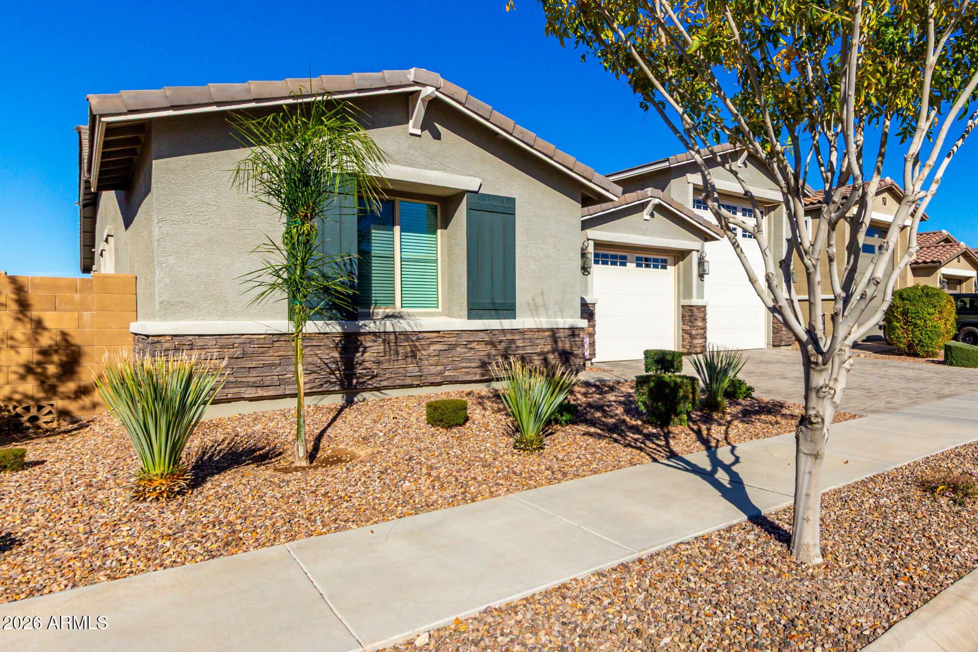 22494 East Russet Road Queen Creek, AZ 85142 - Photo 4 of 43 a front view of a house with garden