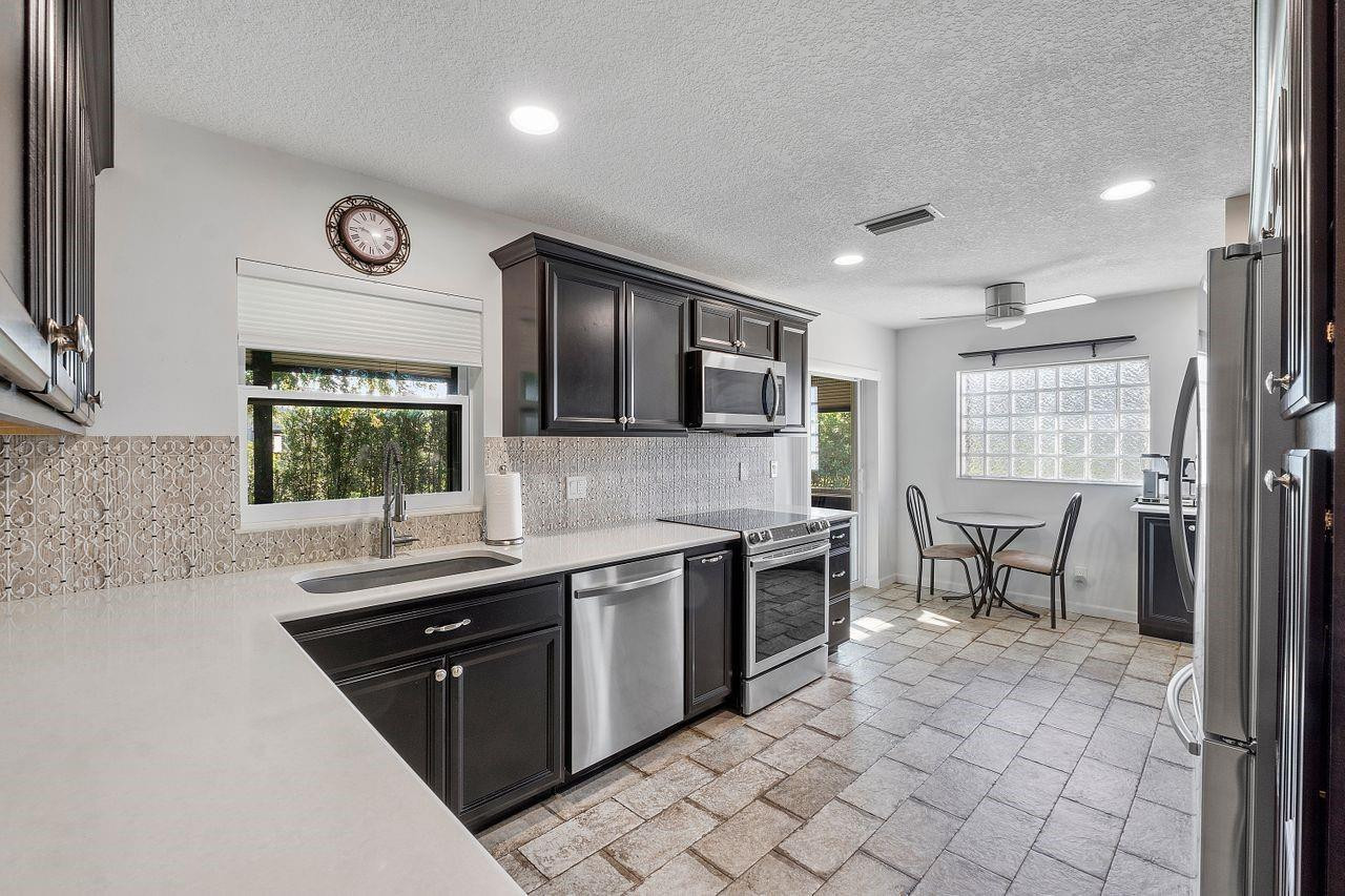 14554 Springside Lane Delray Beach, FL 33484 - Photo 11 of 33 Kitchen