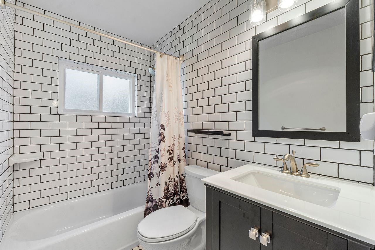 14554 Springside Lane Delray Beach, FL 33484 - Photo 16 of 33 Guest Bath