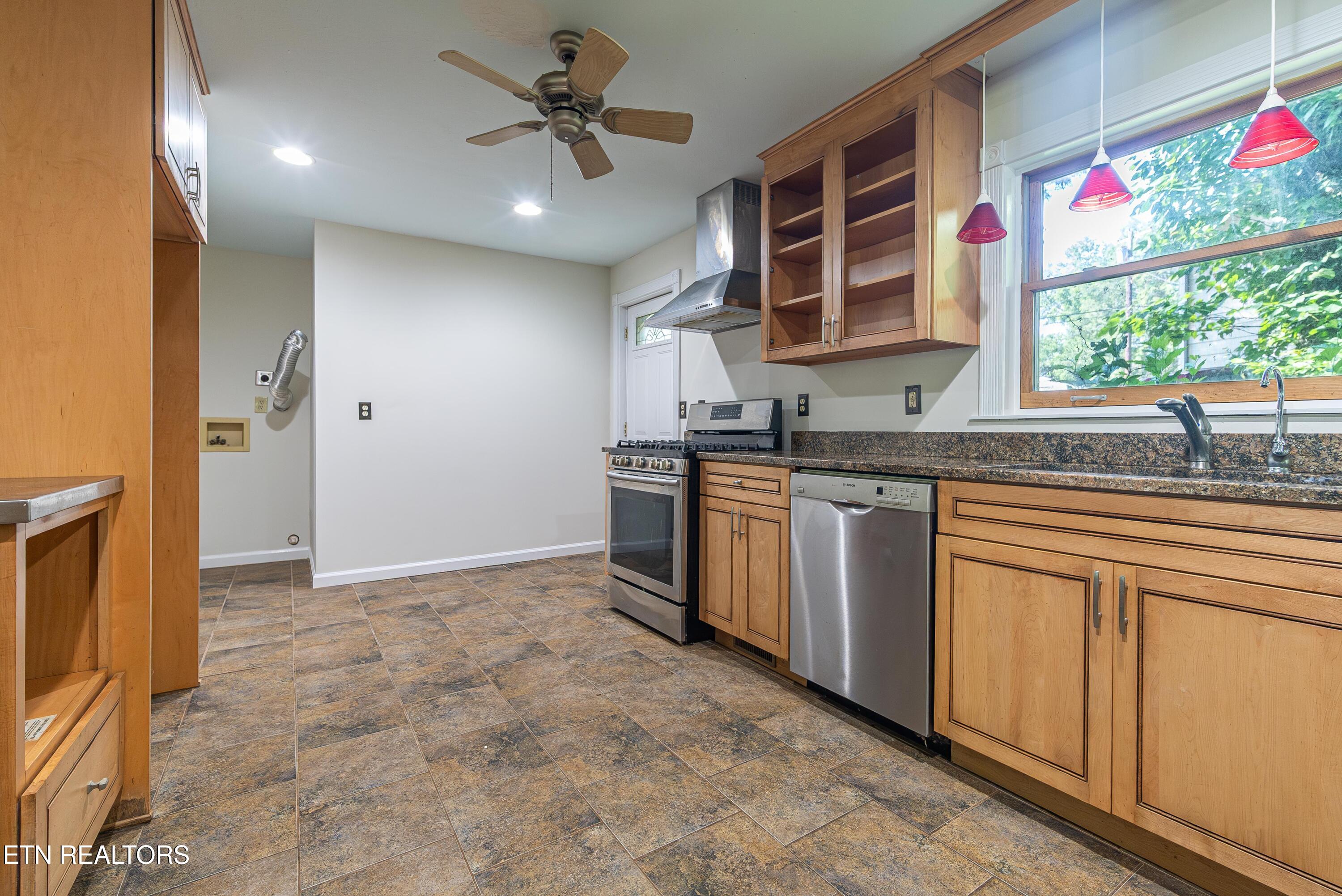128 Orchard Lane Oak Ridge, TN 37830 - Photo 2 of 10 Kitchen 1