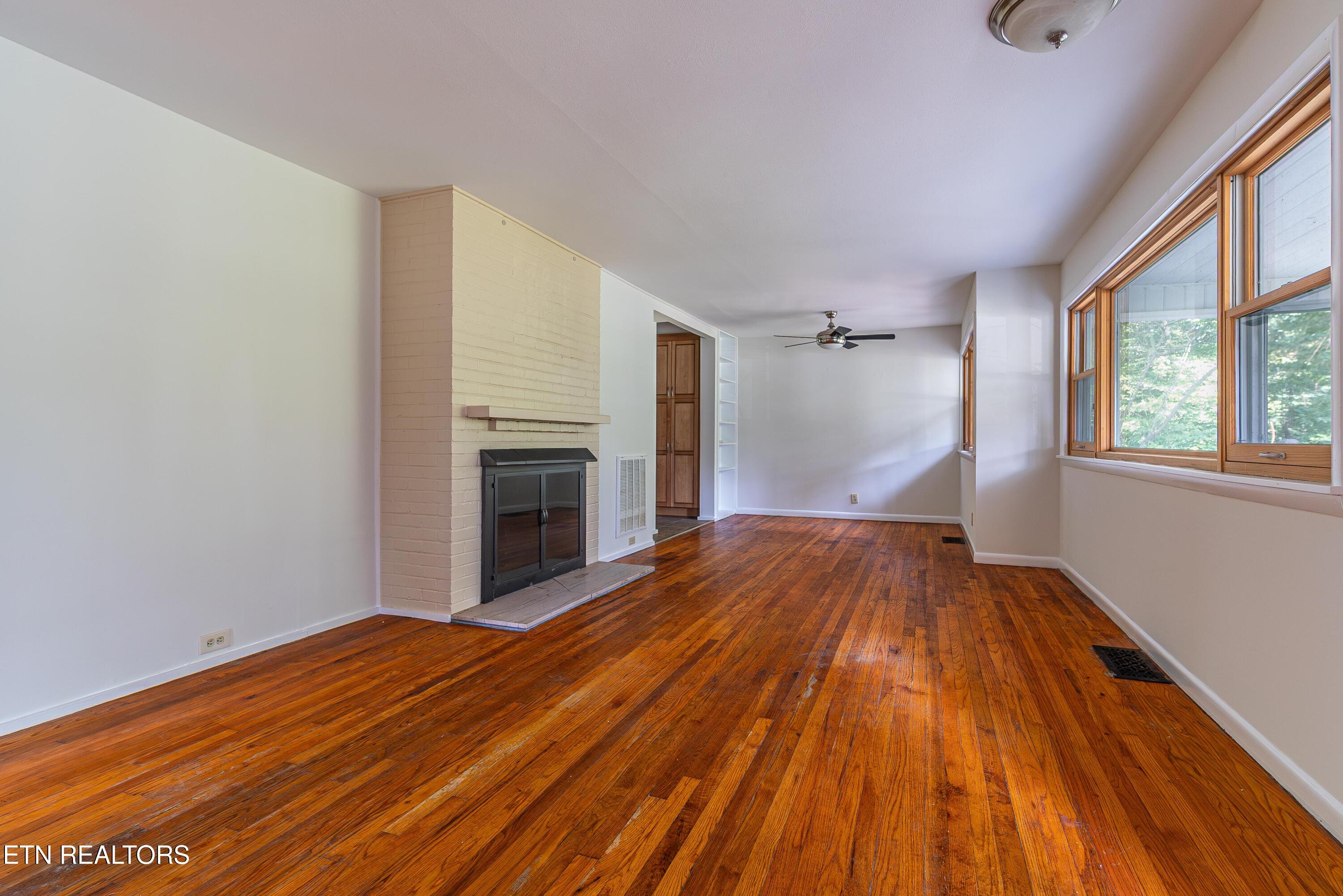 128 Orchard Lane Oak Ridge, TN 37830 - Photo 4 of 10 Living room 1