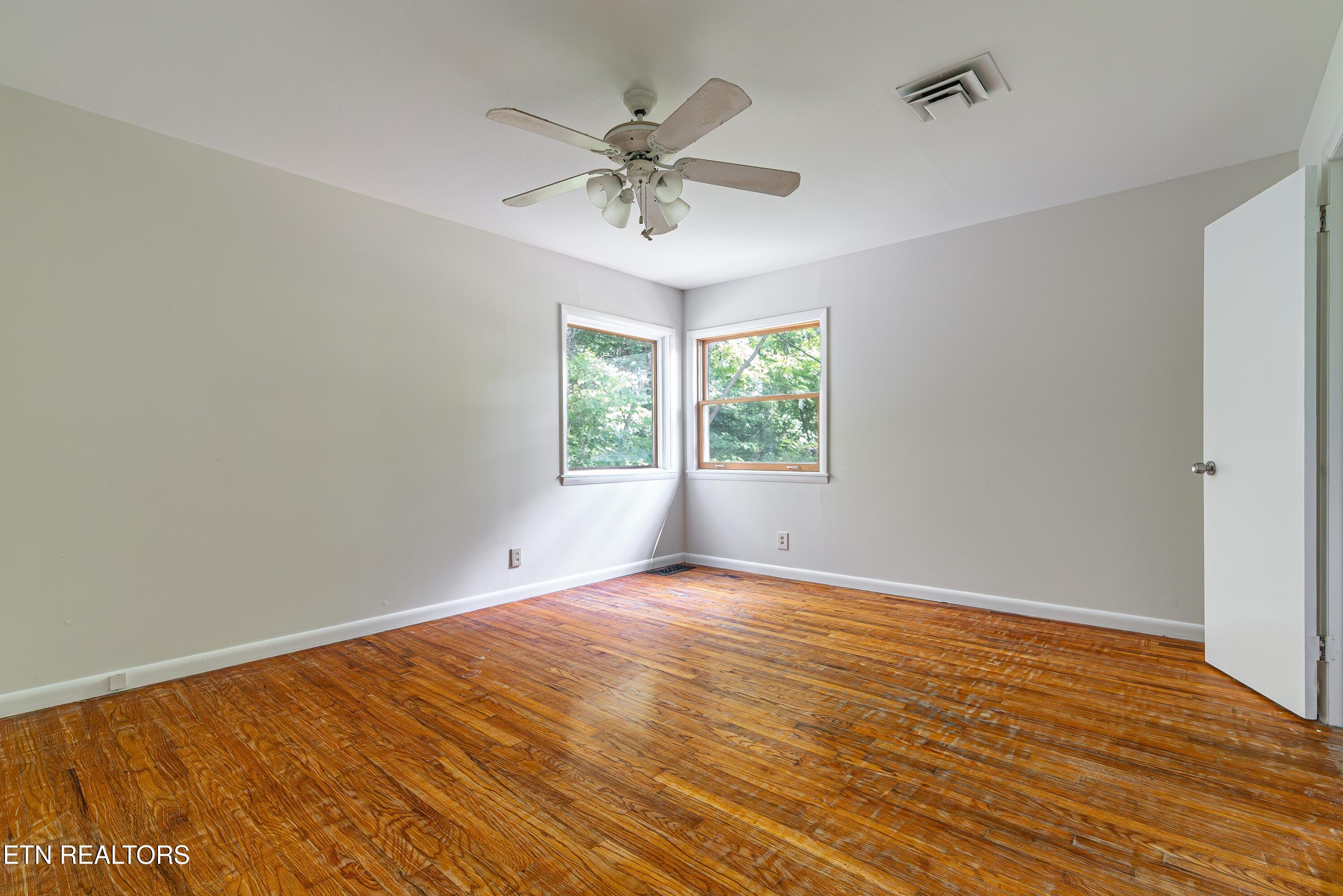 128 Orchard Lane Oak Ridge, TN 37830 - Photo 6 of 10 Master bed 1