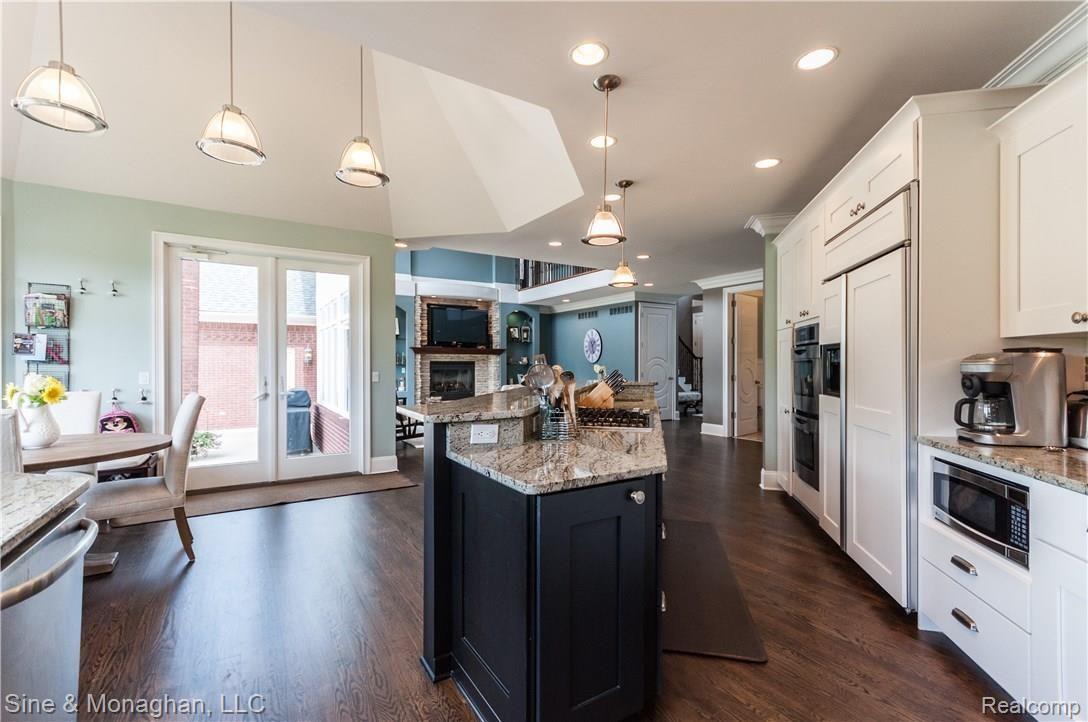 69621 Wildflower Lane Romeo, MI 48065 - Photo 12 of 32 L shaped island and breakfast bar