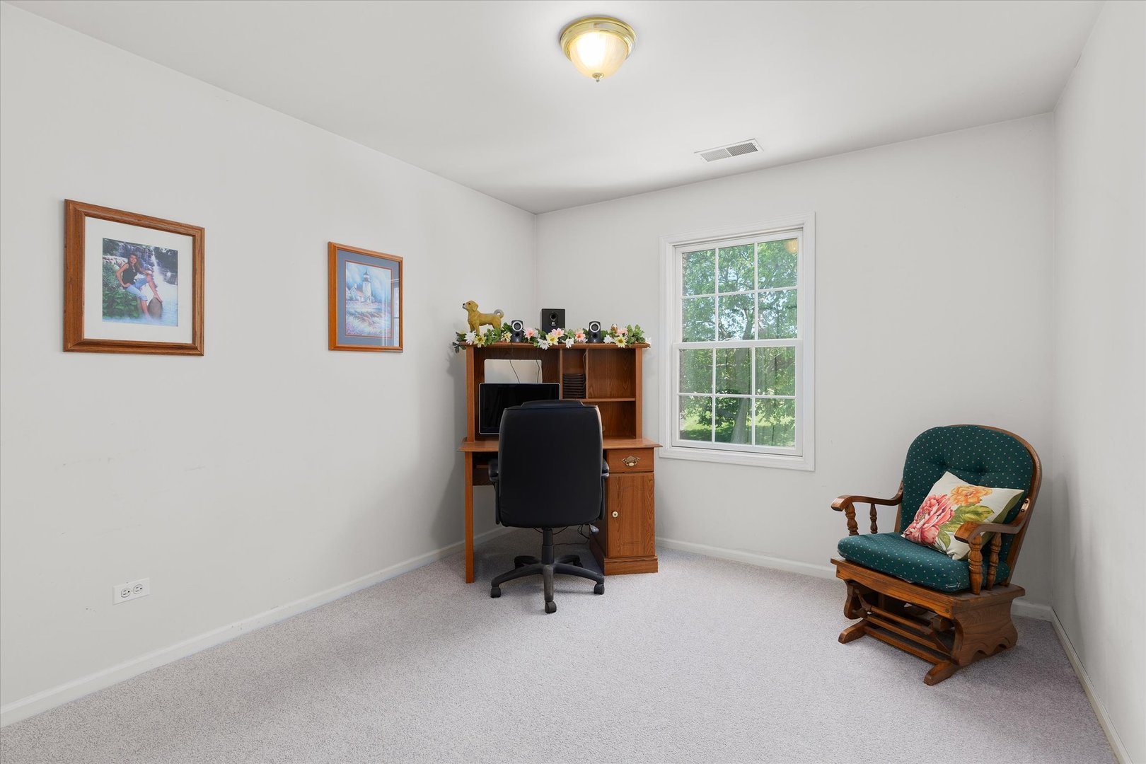 2697 Creekside Lane Morris, IL 60450 - Photo 18 of 31 a room with furniture and a window