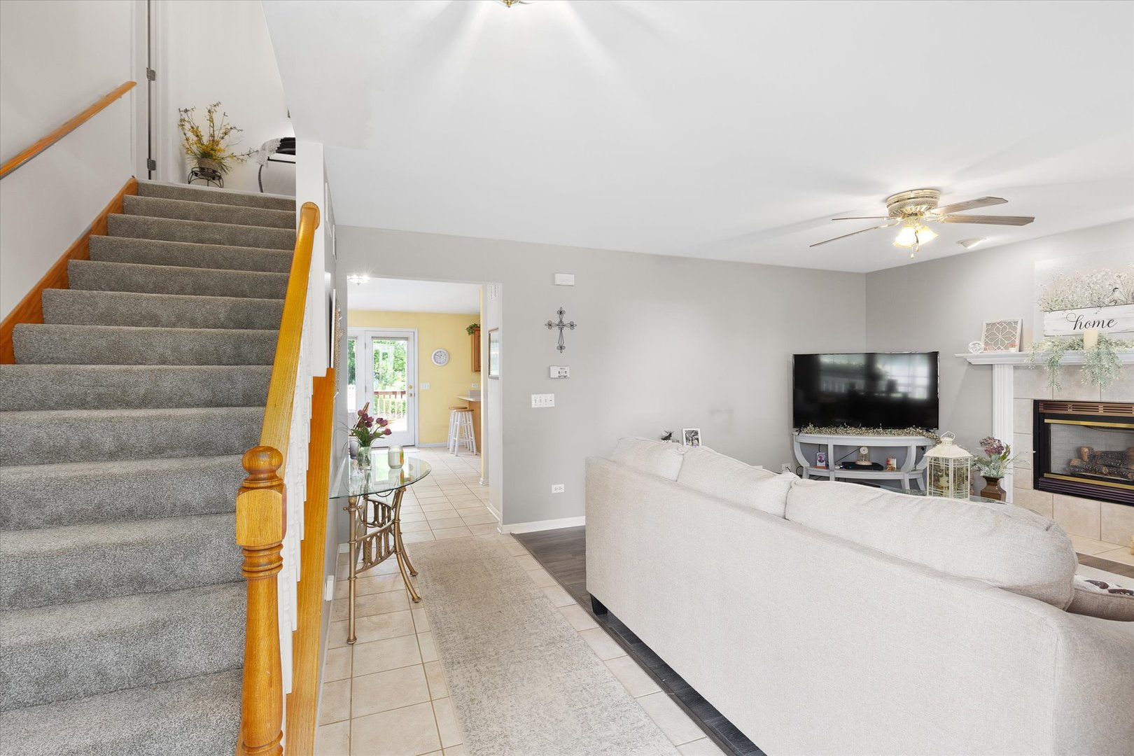 2697 Creekside Lane Morris, IL 60450 - Photo 4 of 31 a view of a livingroom with furniture and flat screen tv