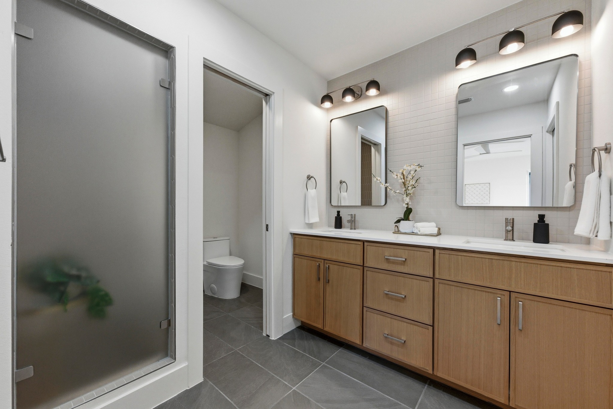 623 Amesbury Lane Austin, TX 78752 - Photo 18 of 34 Primary Bathroom