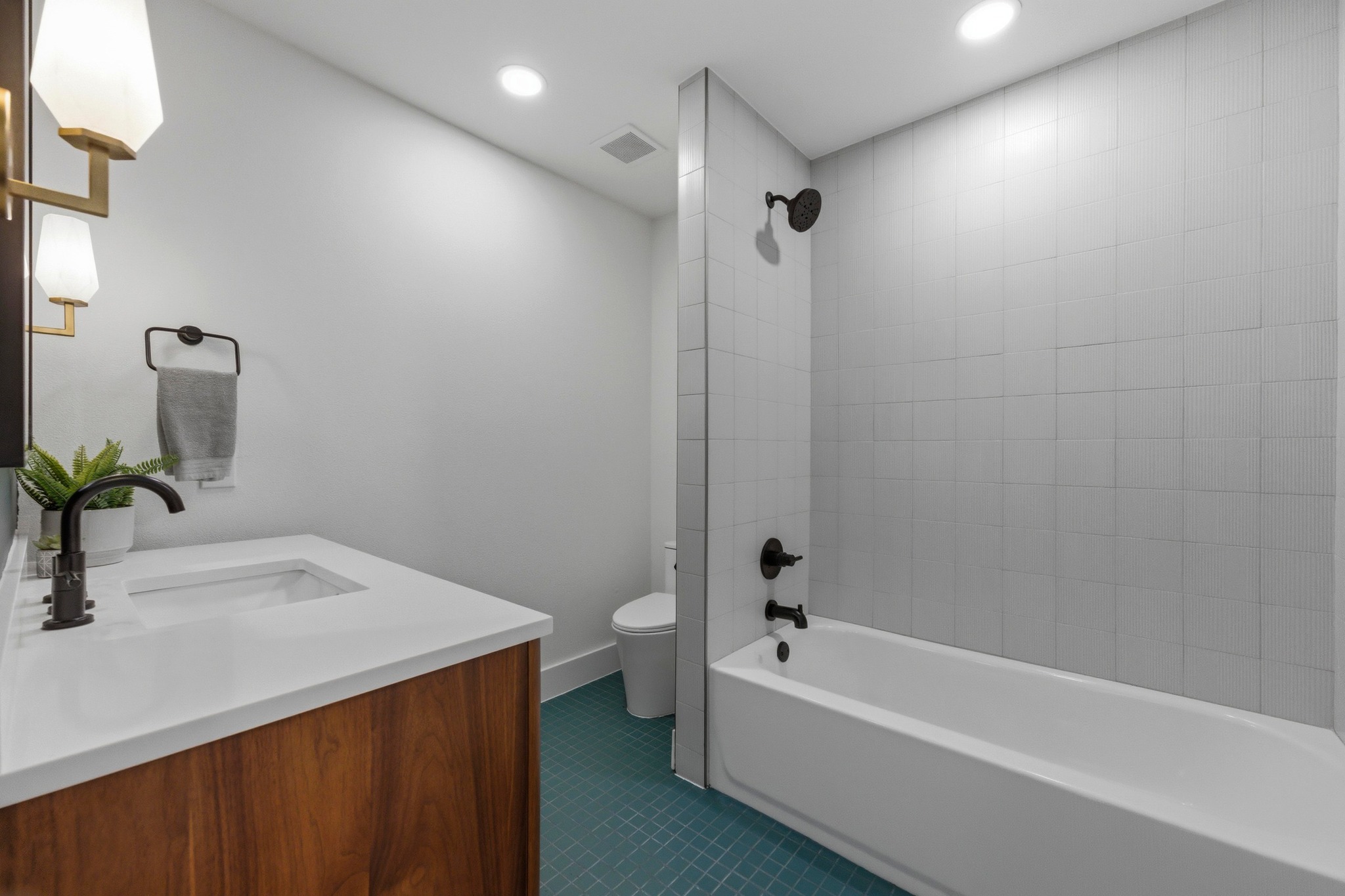 623 Amesbury Lane Austin, TX 78752 - Photo 23 of 34 Secondary Bathroom