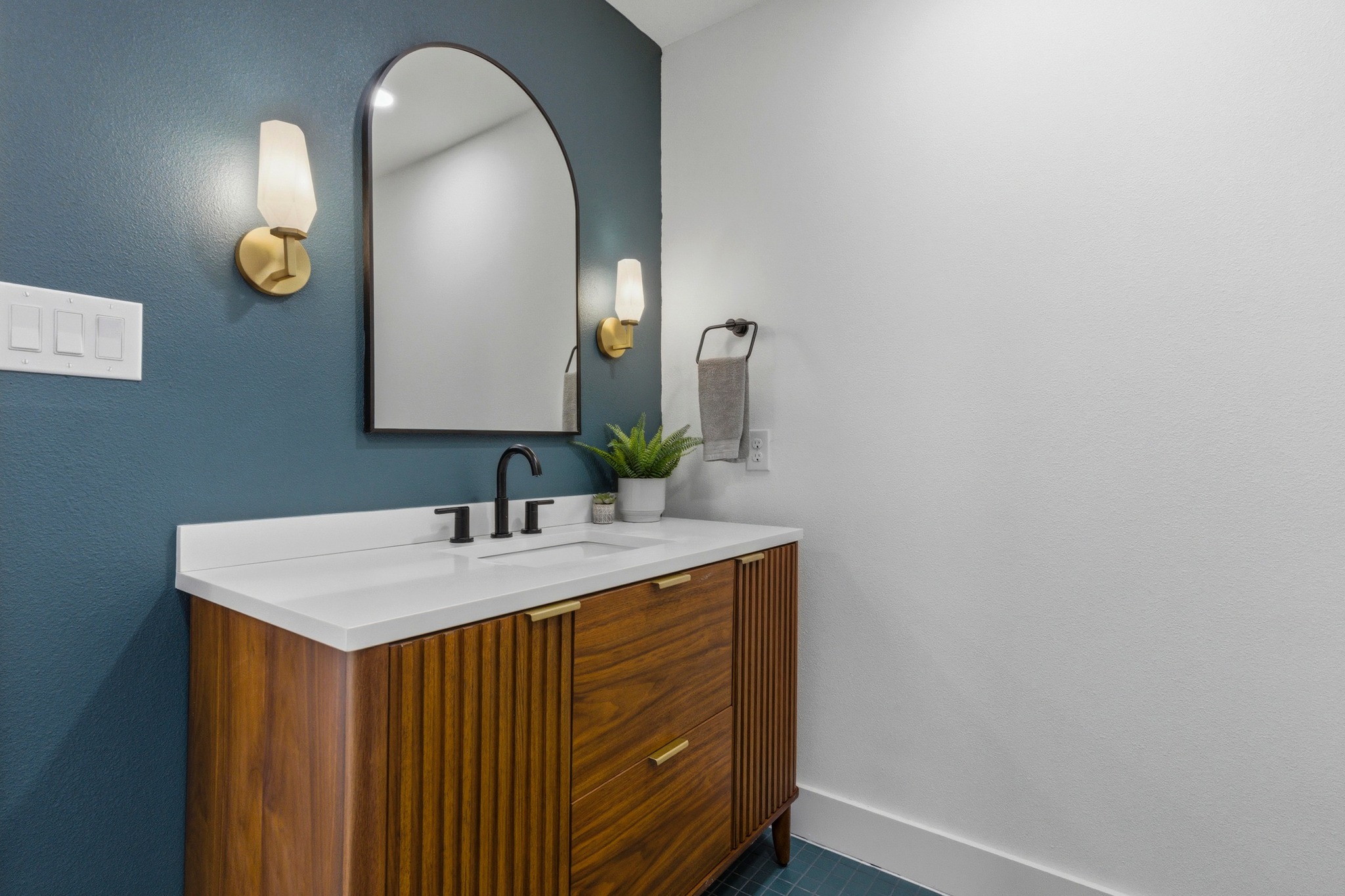 623 Amesbury Lane Austin, TX 78752 - Photo 24 of 34 Secondary Bathroom