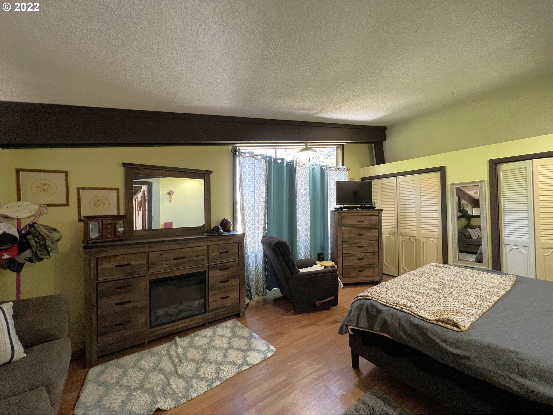 2690 Everett Avenue North Bend, OR 97459 - Photo 13 of 32 a living room with furniture flat screen tv and refrigerator