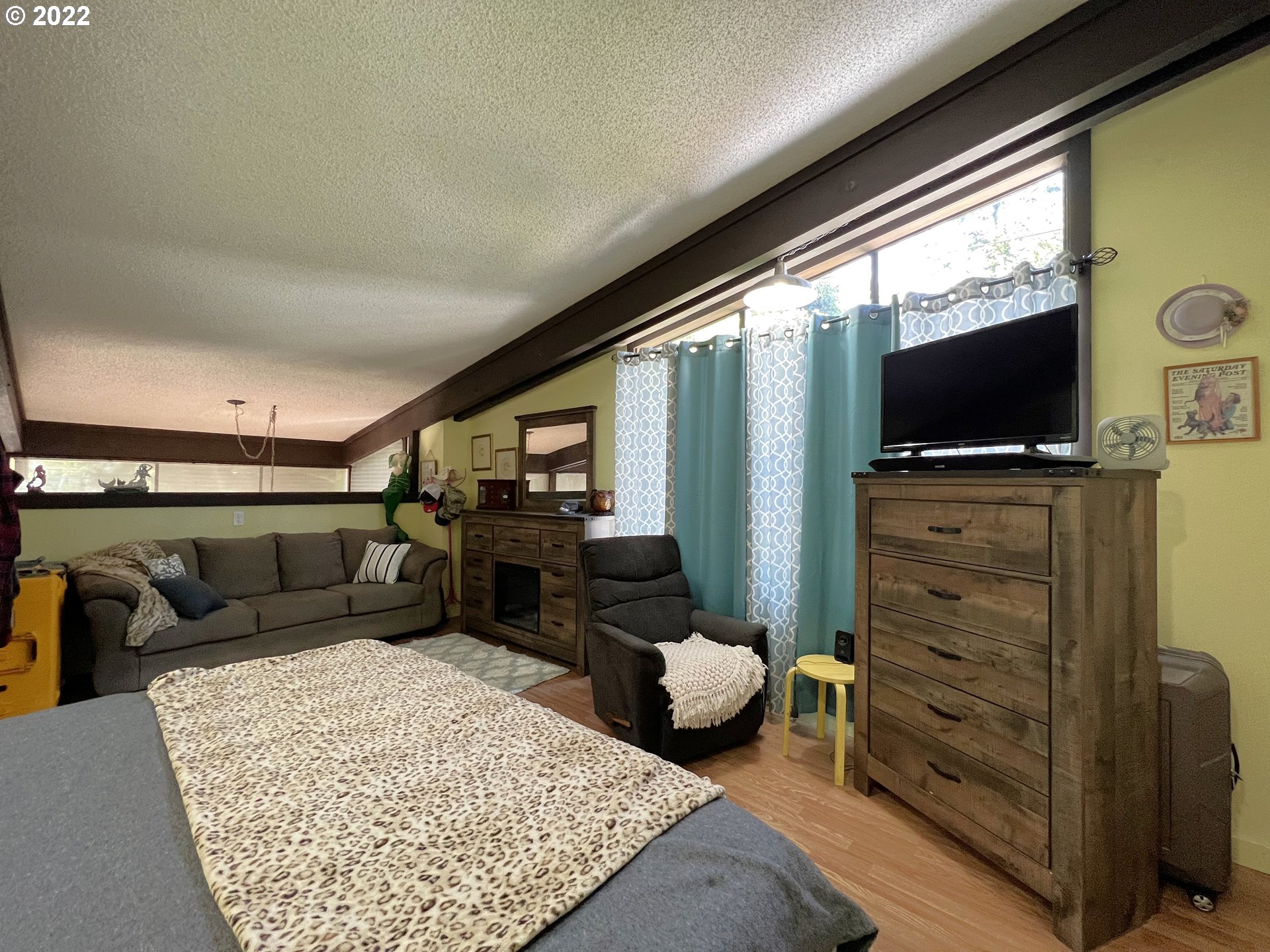 2690 Everett Avenue North Bend, OR 97459 - Photo 14 of 32 a living room with furniture and a flat screen tv