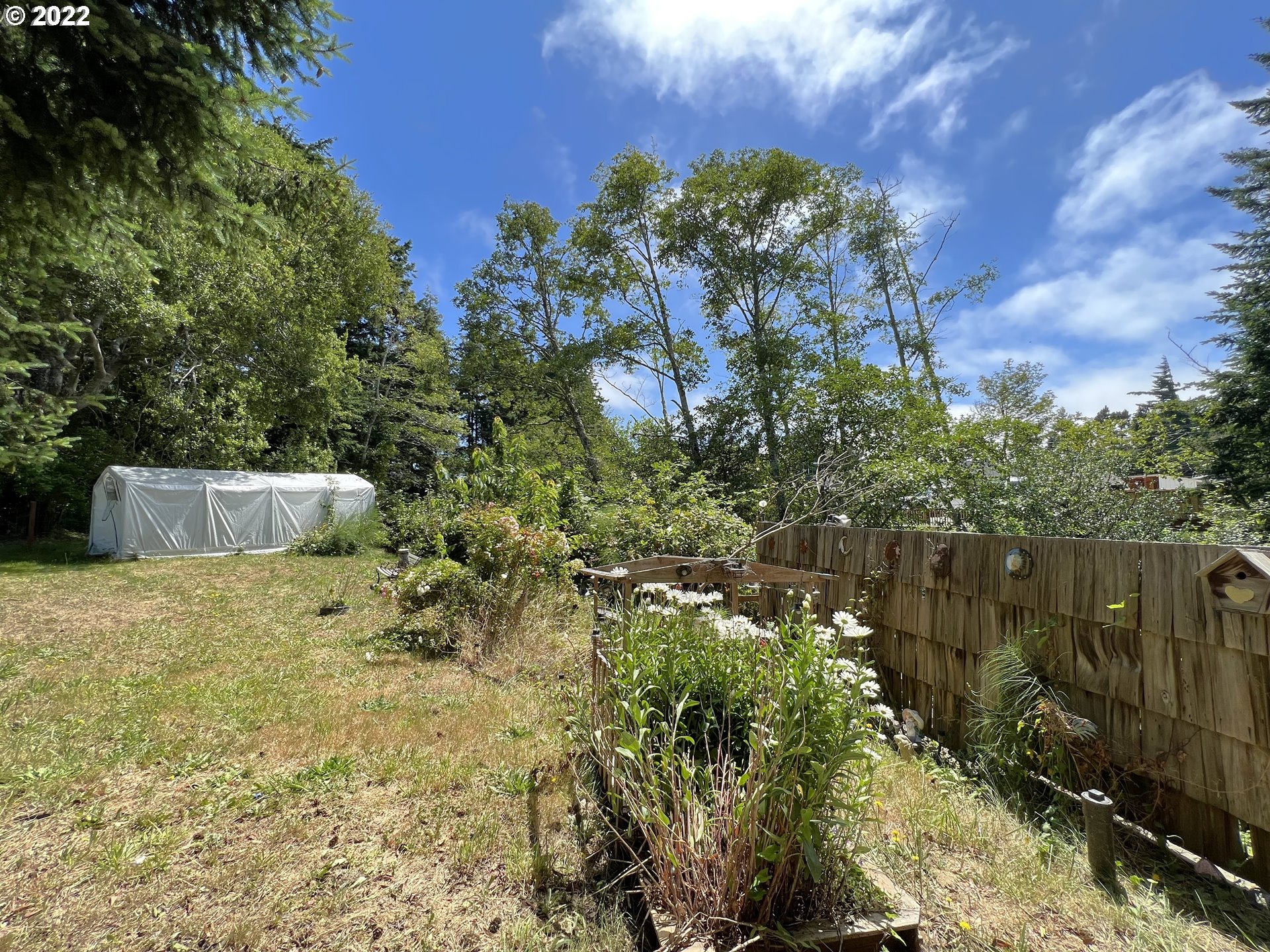 2690 Everett Avenue North Bend, OR 97459 - Photo 28 of 32 a picture of flowers