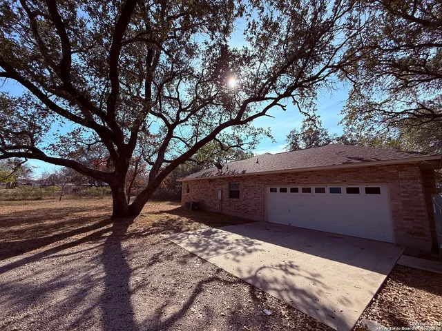 $3,250 | 250 Palomino Trail, Natalia, TX 78059