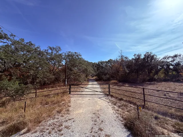 $3,250 | 250 Palomino Trail, Natalia, TX 78059
