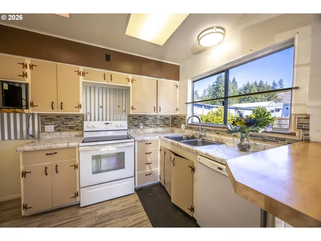 $299,000 | 550 North 8th Street, Lakeside, OR 97449