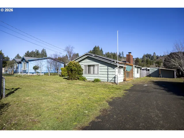 $299,000 | 550 North 8th Street, Lakeside, OR 97449