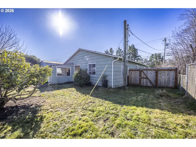 $299,000 | 550 North 8th Street, Lakeside, OR 97449