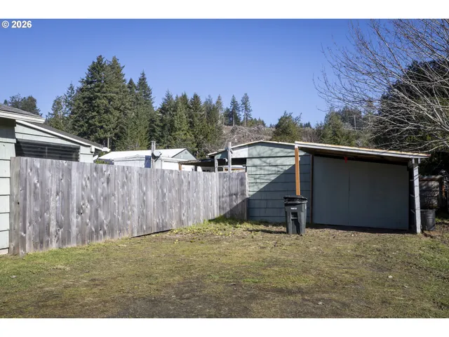 $299,000 | 550 North 8th Street, Lakeside, OR 97449