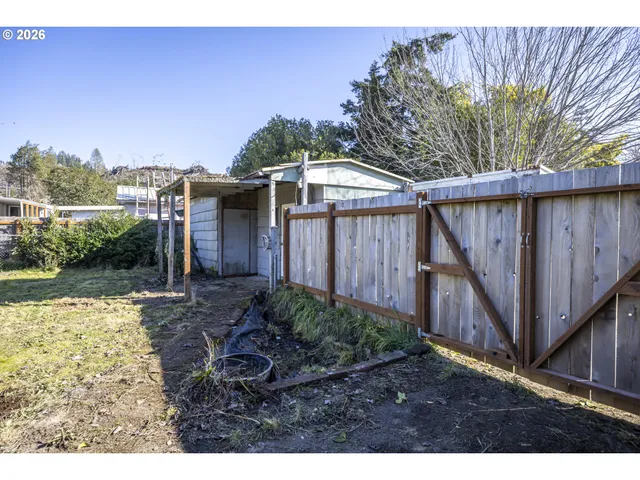 $299,000 | 550 North 8th Street, Lakeside, OR 97449