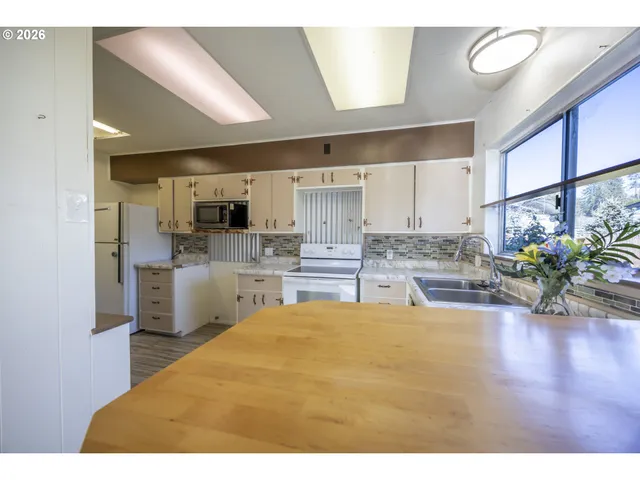 $299,000 | 550 North 8th Street, Lakeside, OR 97449