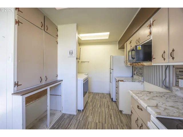 $299,000 | 550 North 8th Street, Lakeside, OR 97449