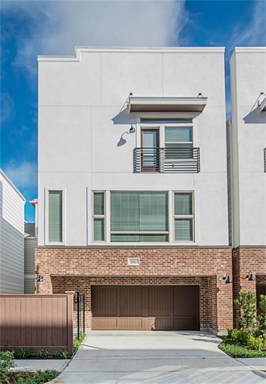 5810 Venice Street Houston, TX 77007 - Photo 2 of 31 a front view of a house with yard