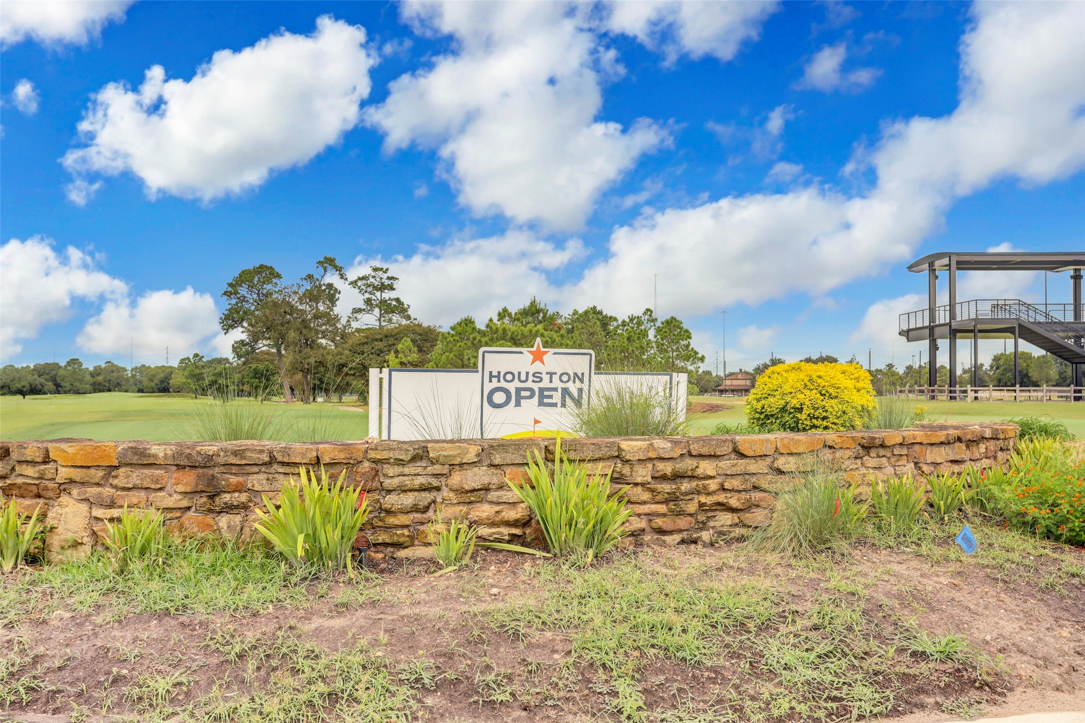 5810 Venice Street Houston, TX 77007 - Photo 21 of 31 a view of a lake with a big yard