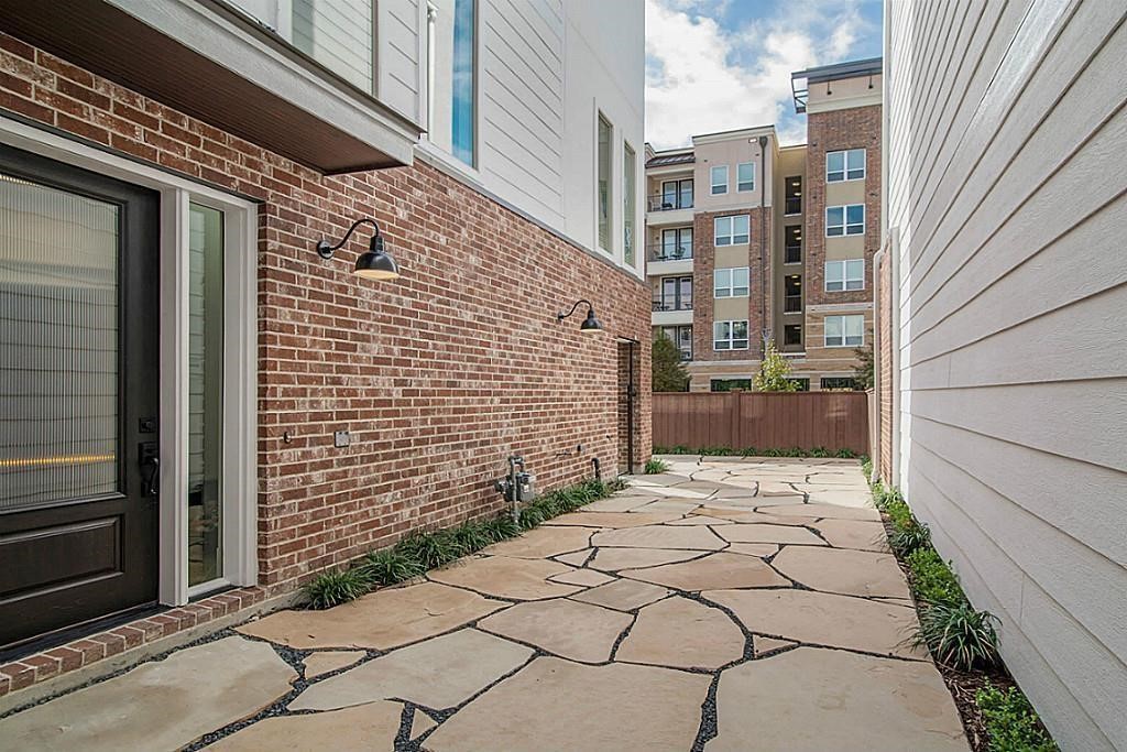5810 Venice Street Houston, TX 77007 - Photo 5 of 31 a view of brick wall of building