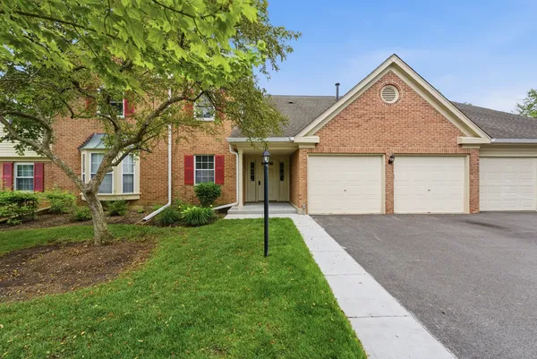 $2,300 | 198 Camden Court, Unit Z1, Schaumburg, IL 60194