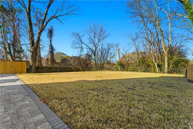 a view of yard with trees