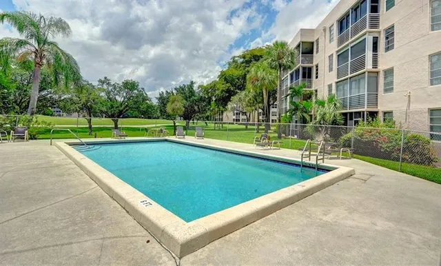 $2,500 | 9501 Seagrape Drive, Unit 305, Davie, FL 33324