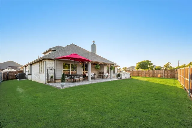 a view of house with garden