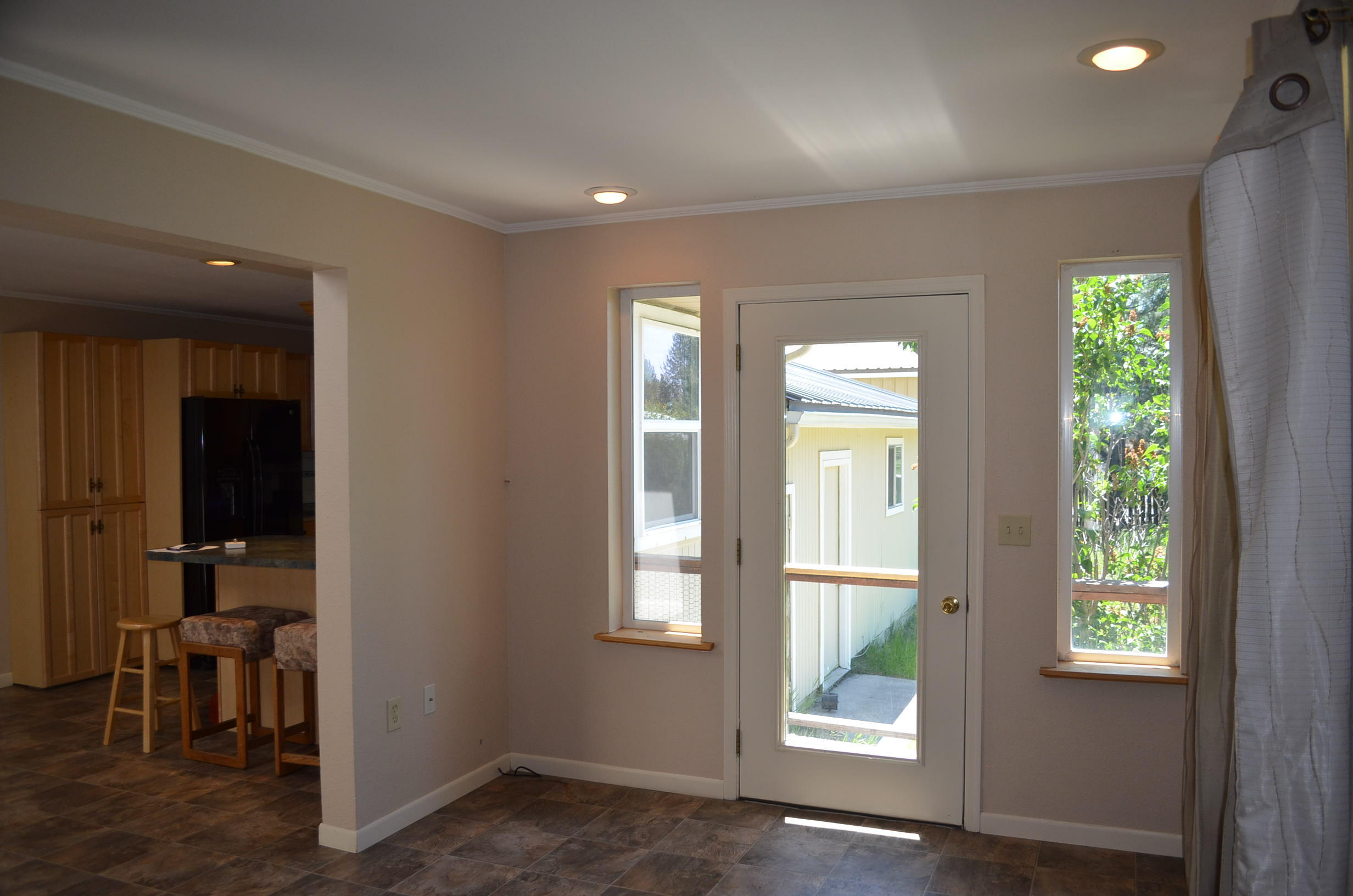 137008 Main Street Crescent, OR 97733 - Photo 12 of 50 a view of hallway with furniture and a window