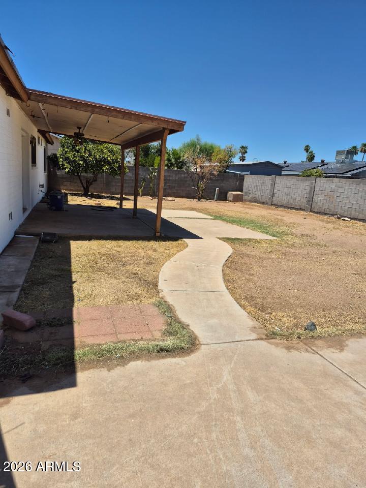 4008 West Laurel Lane Phoenix, AZ 85029 - Photo 7 of 10 a view of a swimming pool with an outdoor seating