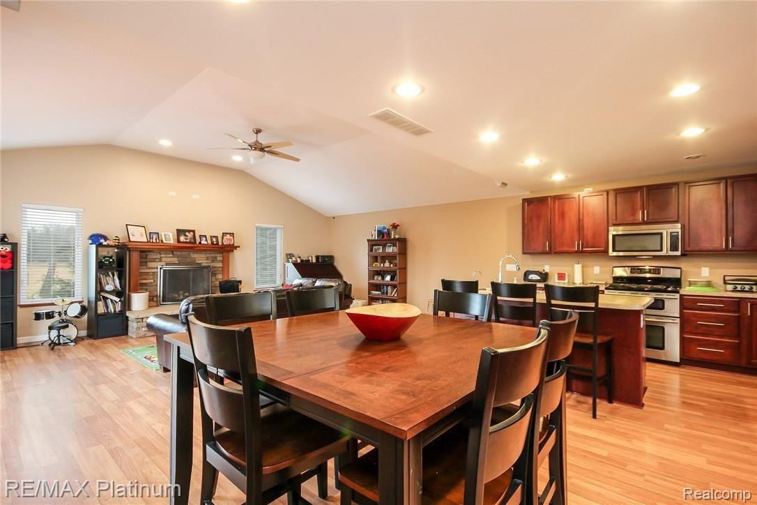 6621 Winans Lake Road Brighton, MI 48116 - Photo 6 of 36 012-Dining_Room-3631811-medium.jpg