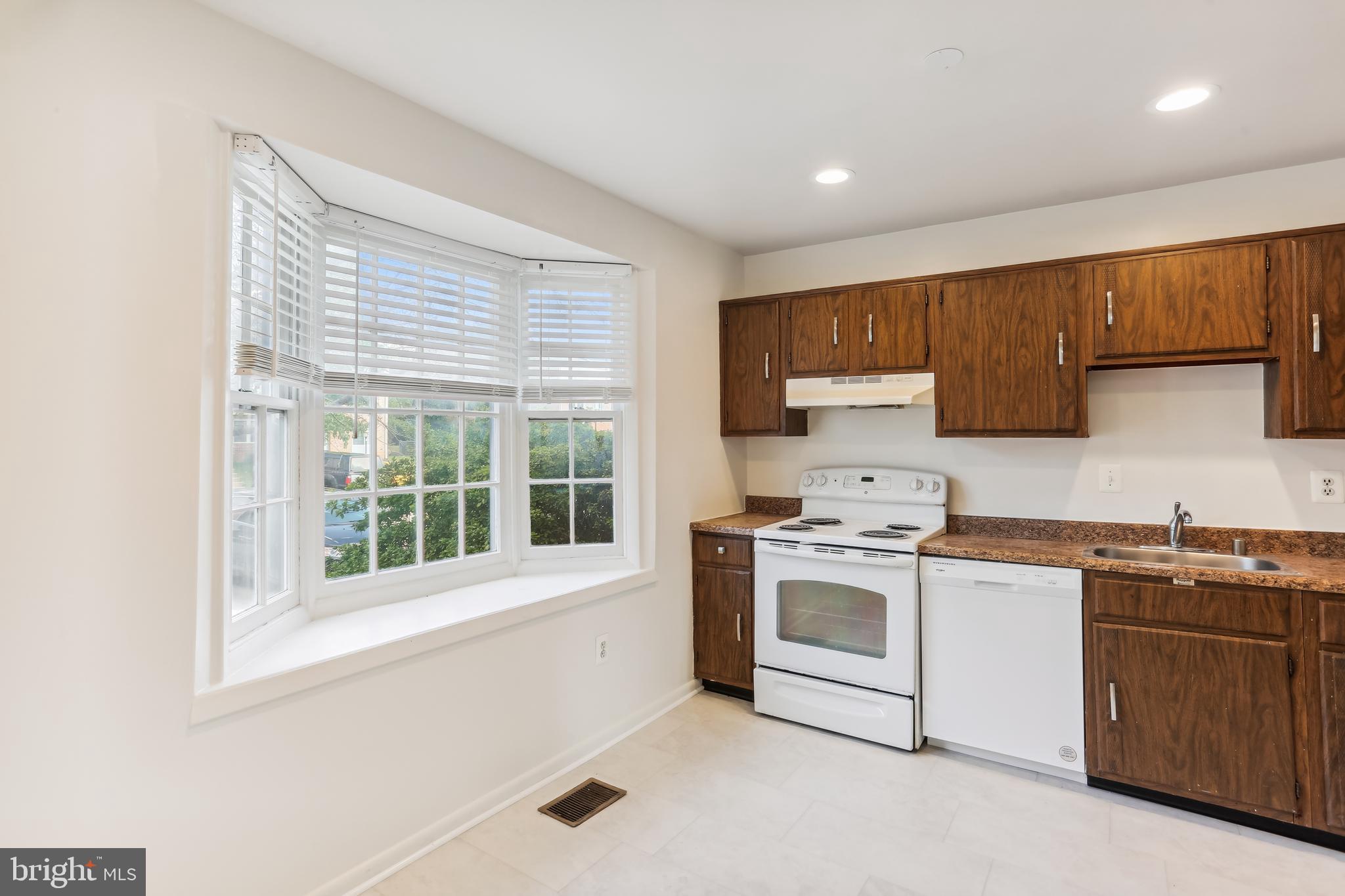 56 Timber Rock Road Gaithersburg, MD 20878 - Photo 8 of 72 Kitchen and Breakfast Area