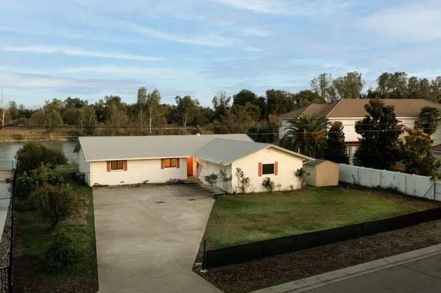 a view of a house with a yard