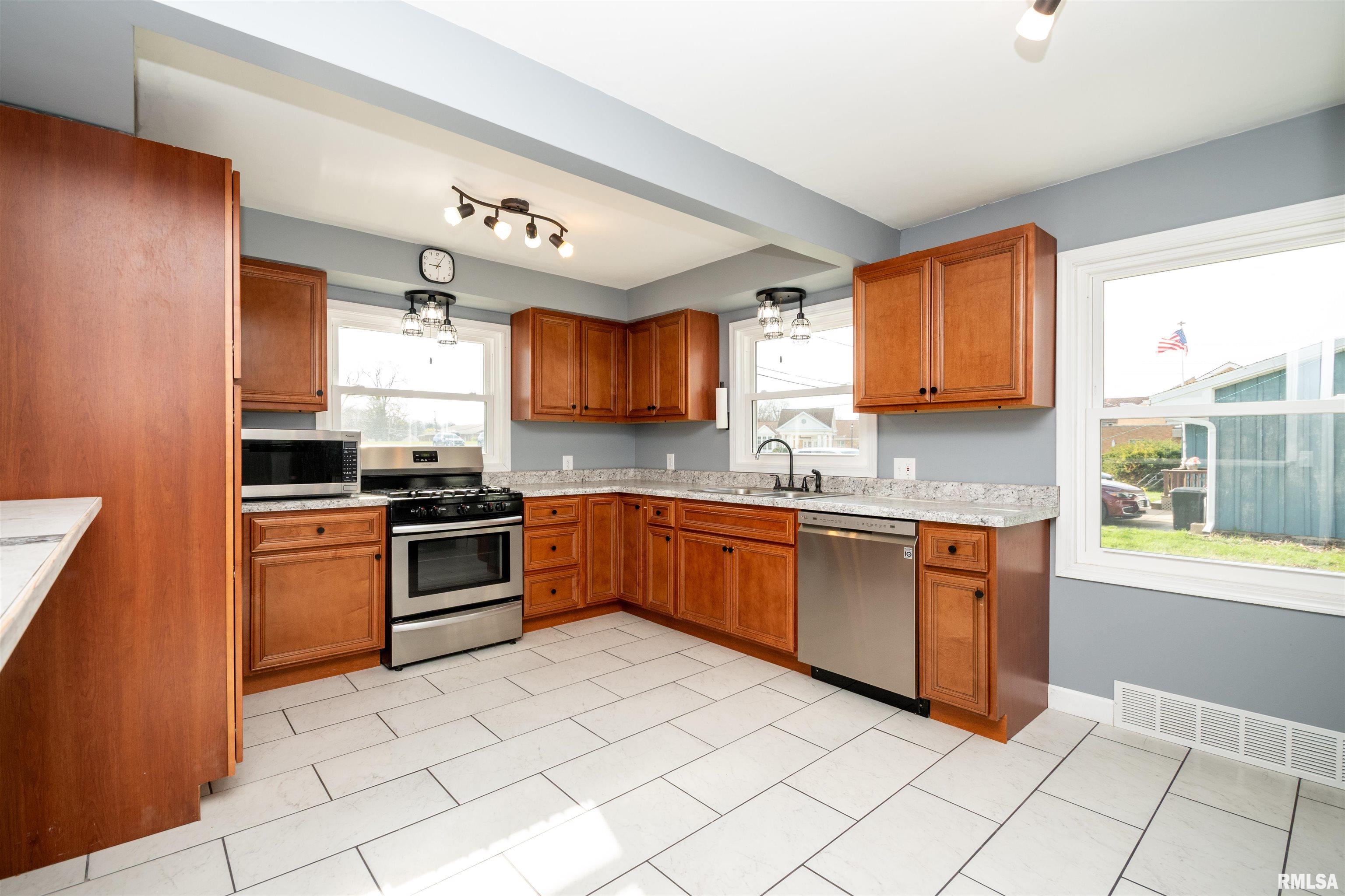 206 South Walnut Street Eureka, IL 61530 - Photo 11 of 41