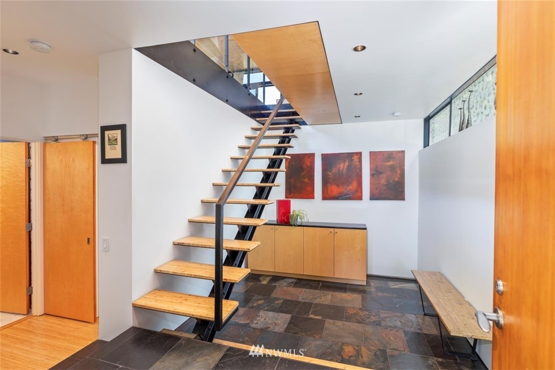 706 West Howe Street Seattle, WA 98119 - Photo 3 of 40 Gallery Image 3